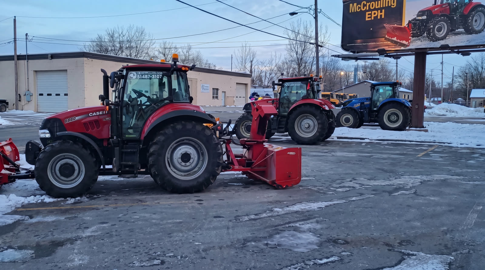 Tracteurs Case IH rouges et souffleuse à neige — notre équipement de déneigement professionnel