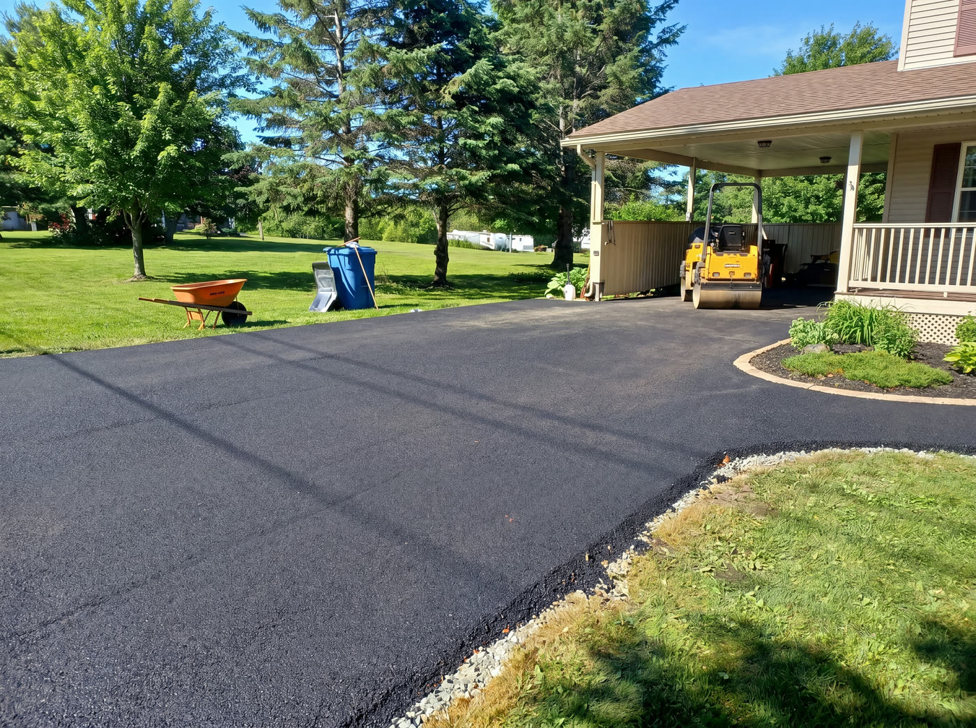 Entrée asphaltée avec îlot paysager à Sherbrooke (Asphaltek)