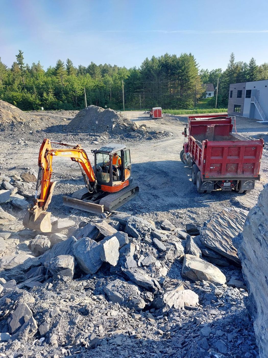 Construction murets roches naturelles en chantier résidentiel
