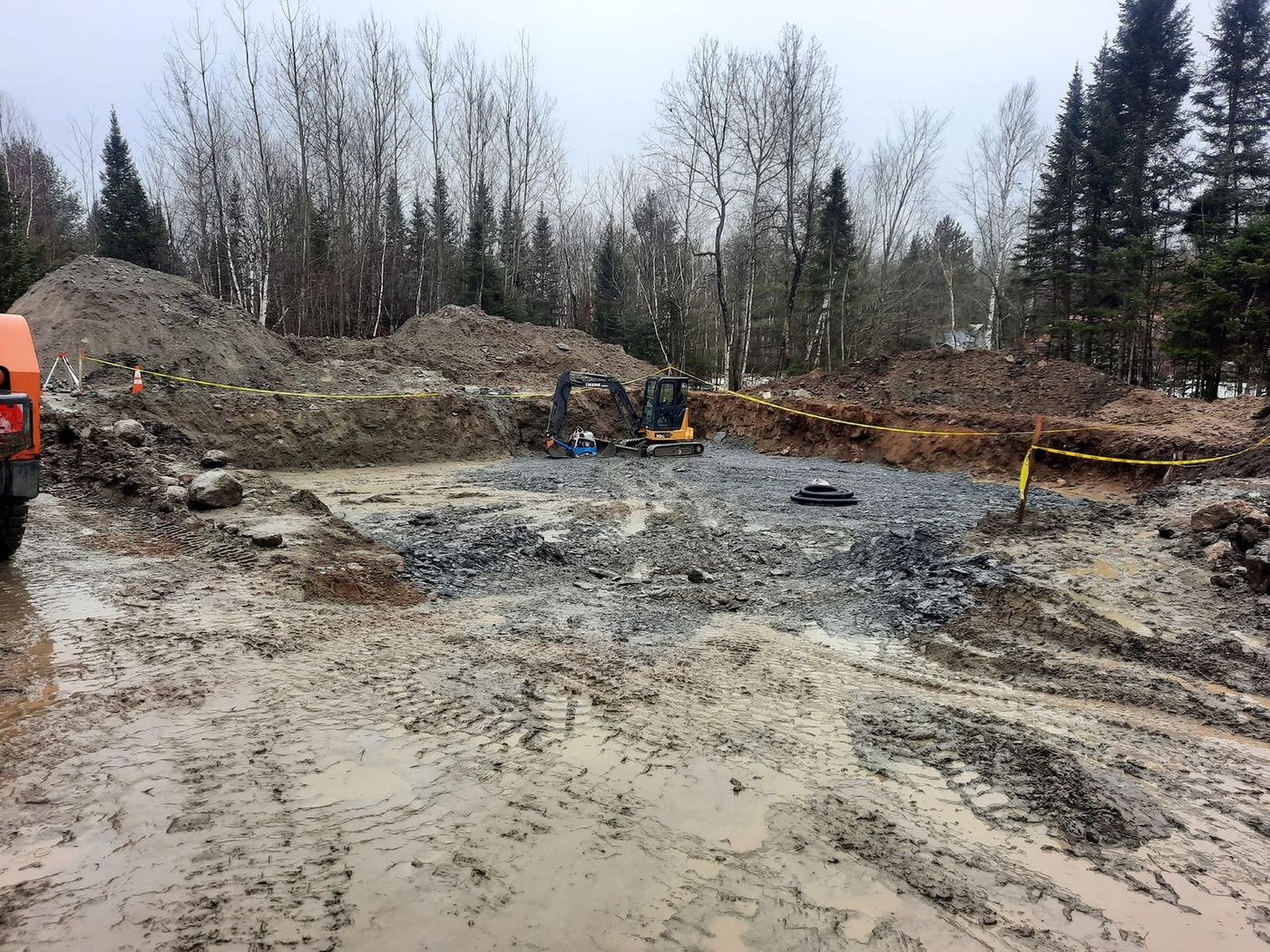 Grand chantier excavation fosse septique boue terrain boisé