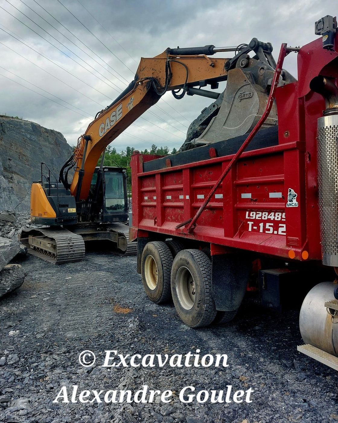 Grosse excavatrice CASE charge camion-benne dans carrière