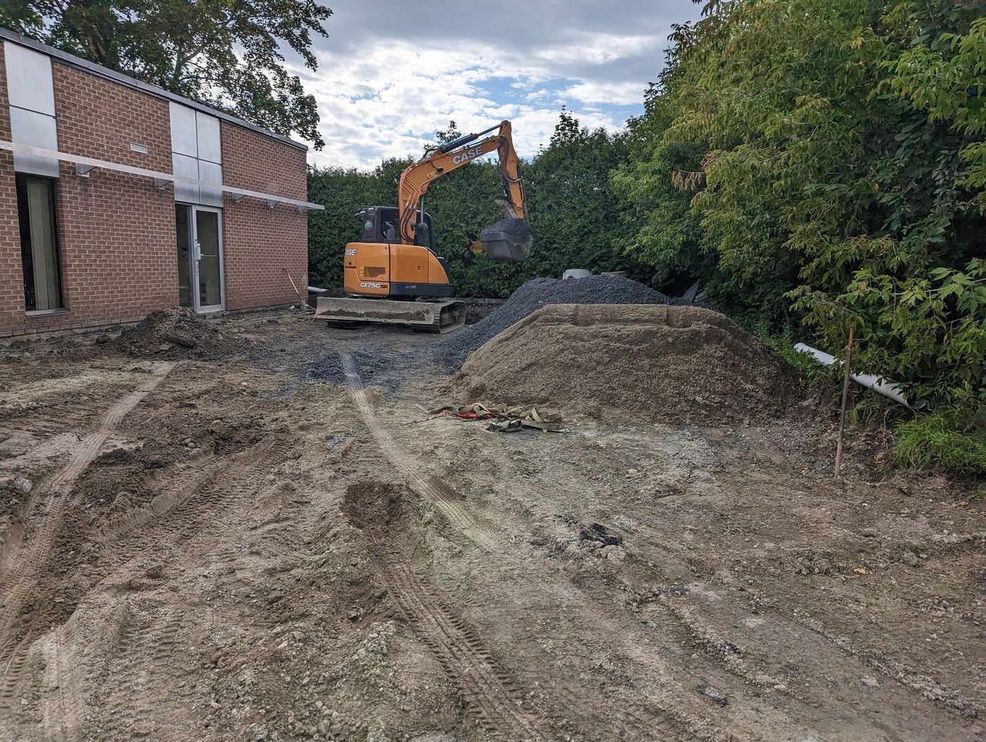 Excavation grand stationnement bâtiment commercial brique