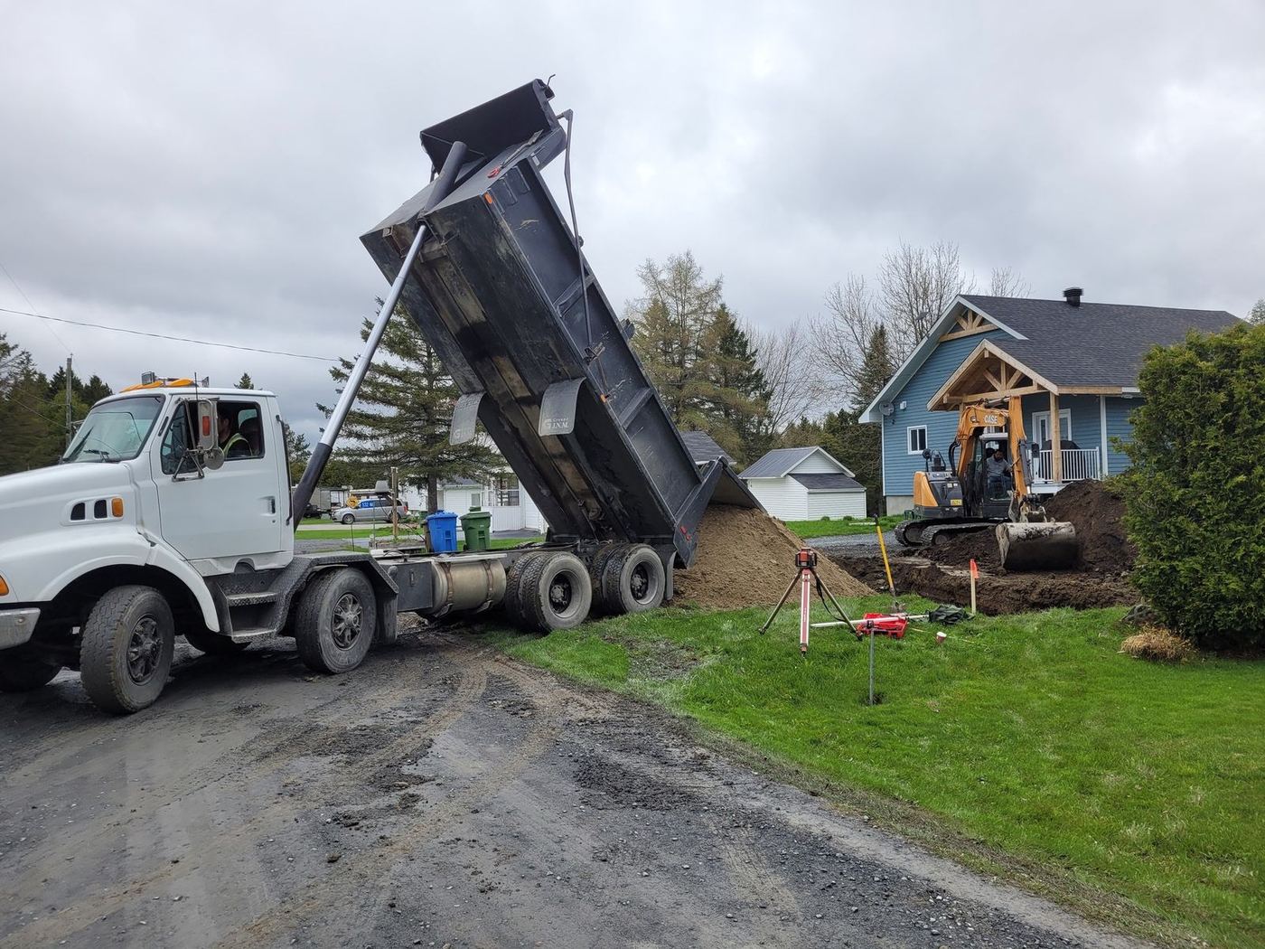 Camion-benne décharge matériaux excavatrice creuse fondation résidentielle