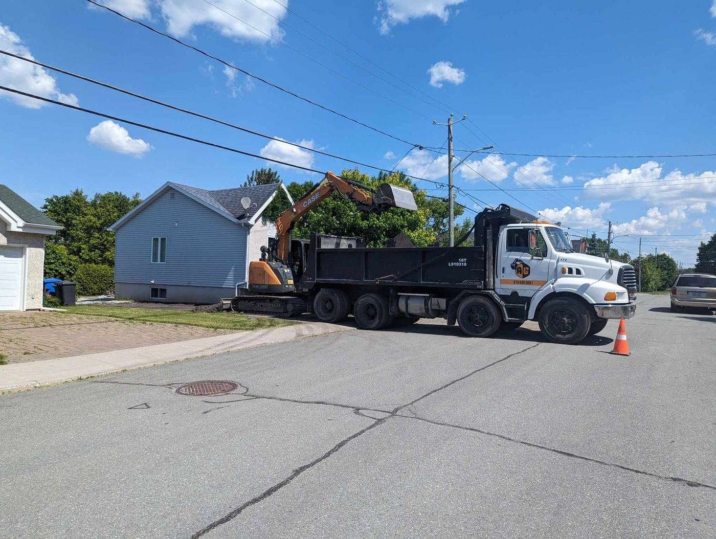 Excavatrice CASE camion-benne chargement déblais résidentiel urbain