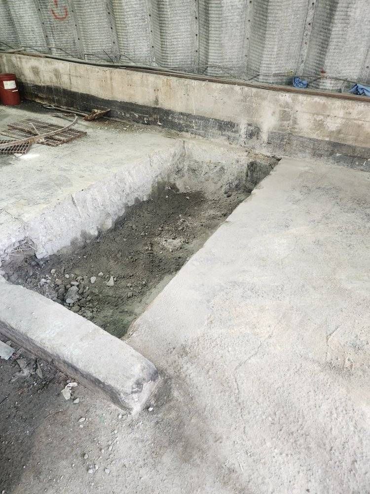 Tranchée creusée dans plancher béton intérieur industriel