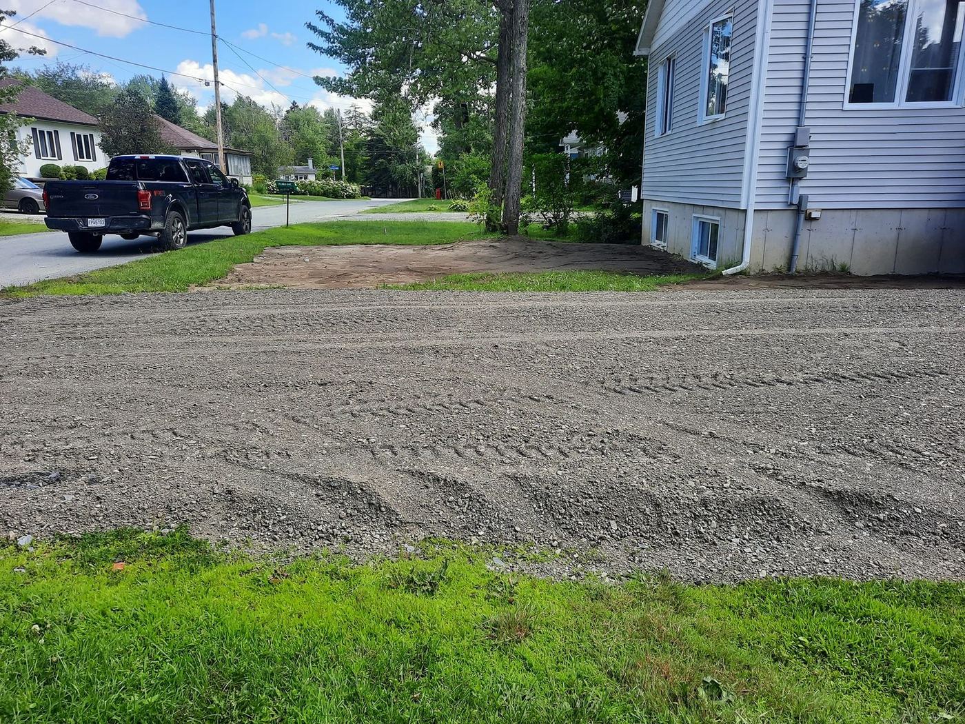 Entrée résidentielle nivelée gravier compacté prêt pour asphalte