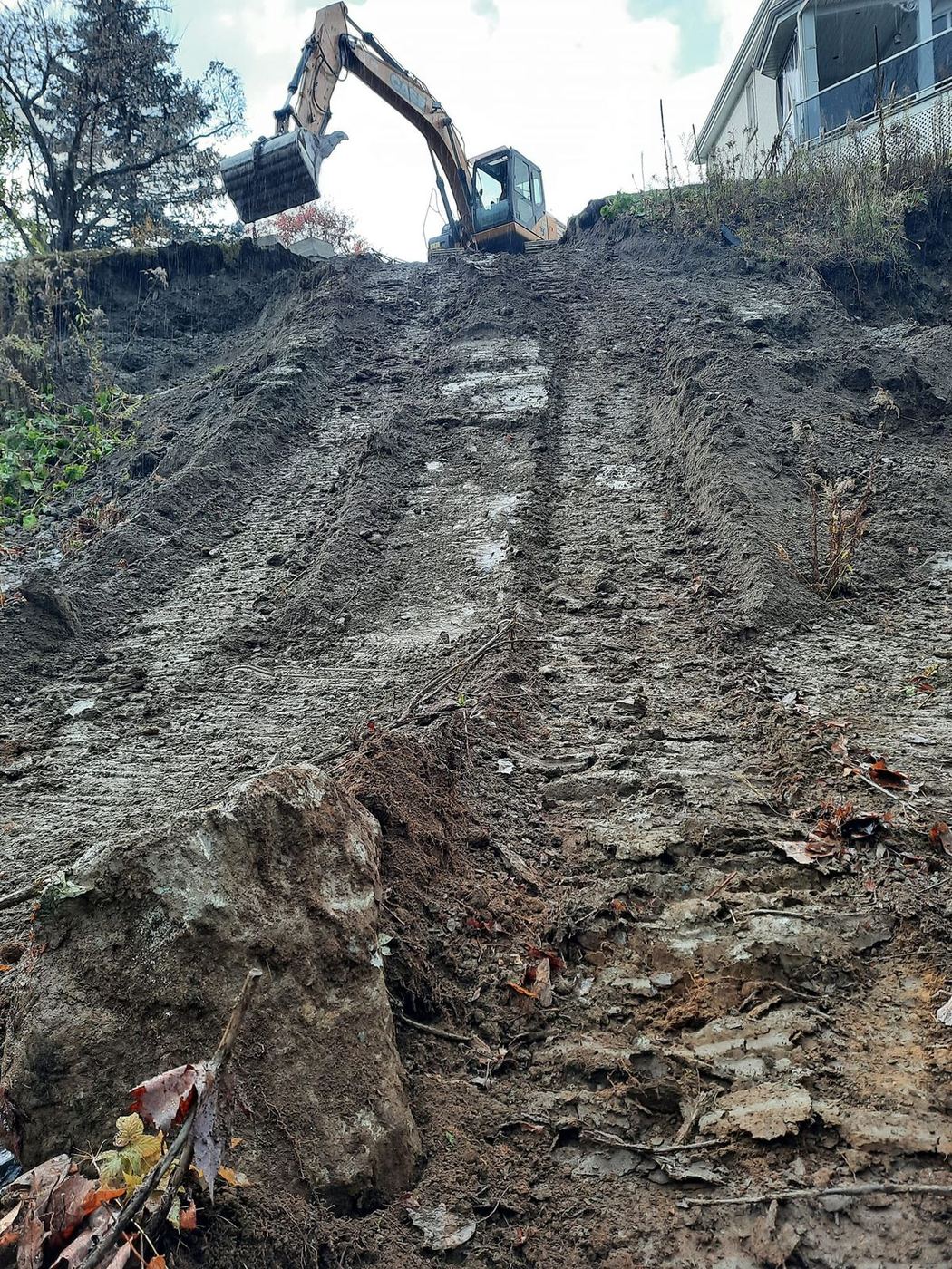 Grande excavatrice sur talus abrupt terrain en forte pente