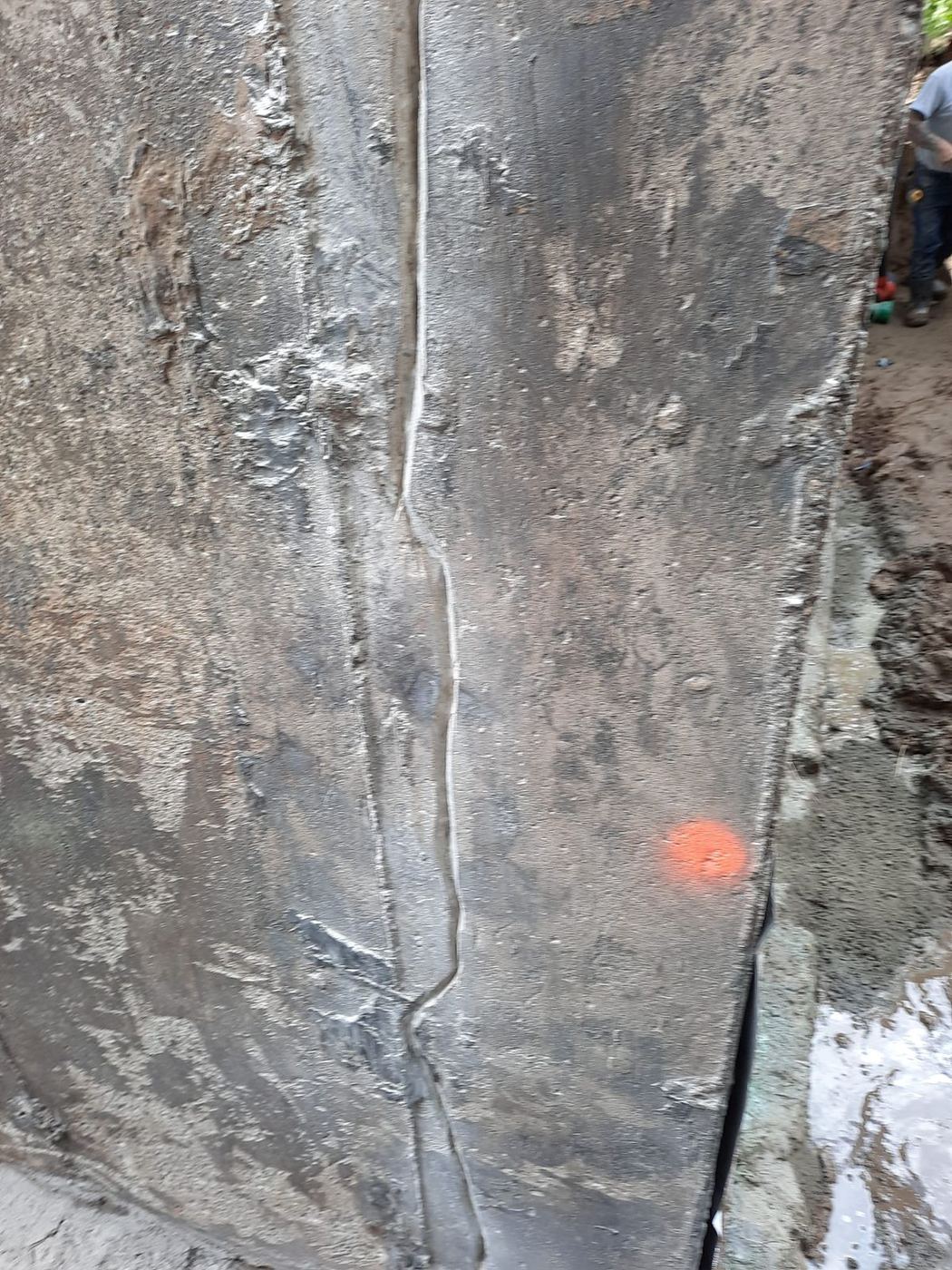 Gros plan fissure mur béton fondation drainage réparation