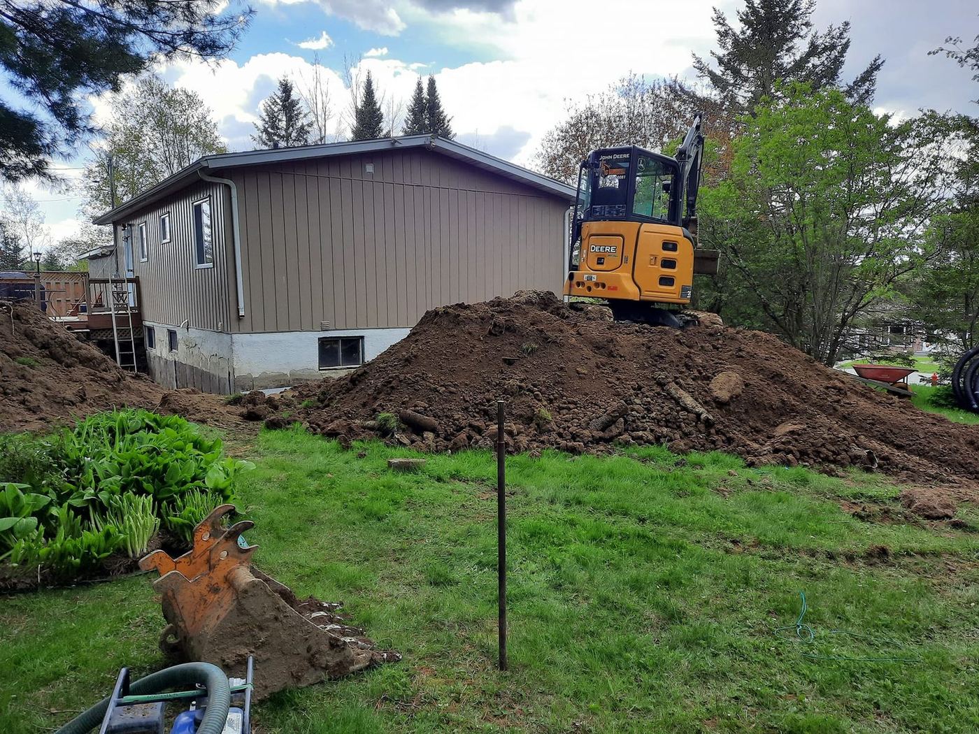 Mini-excavatrice sur monticule terre fosse septique résidentielle