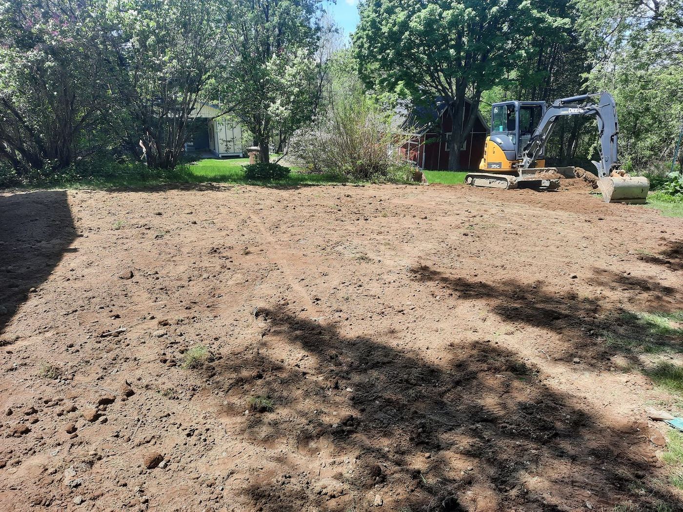 Terrain arrière nivelé mini-excavatrice sol meuble résidentiel