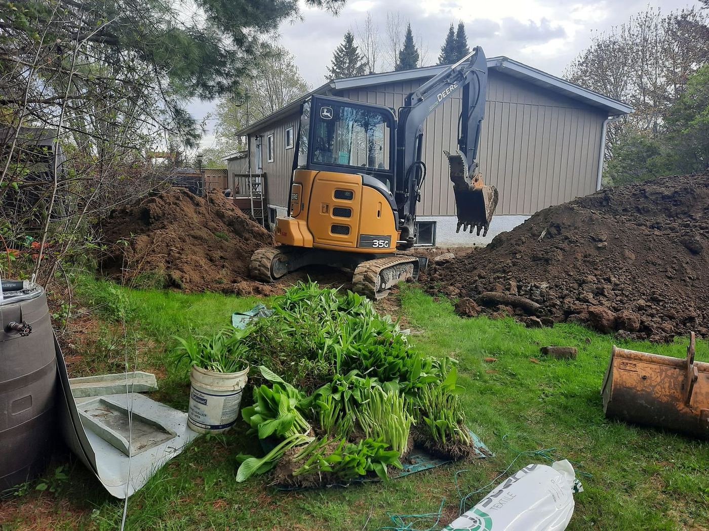 Mini-excavatrice 35G, excavation cour résidentielle boisée