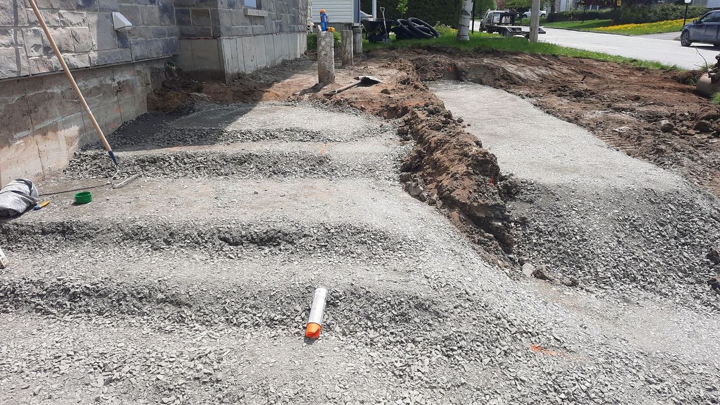 Drain français installation, tranchée gravier et tuyaux résidentiel