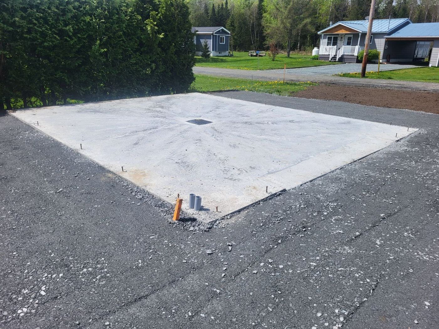 Dalle béton coulée récente en milieu résidentiel rural