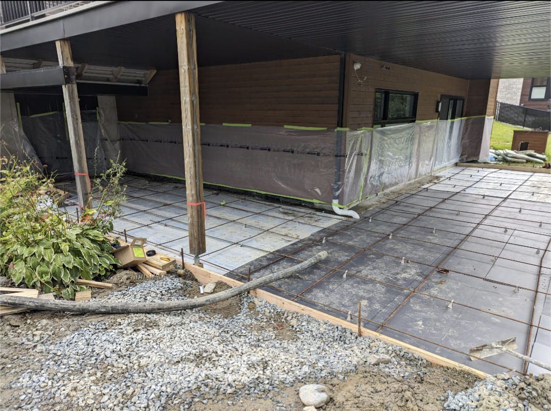 Armature béton posée préparation dalle sous résidence moderne