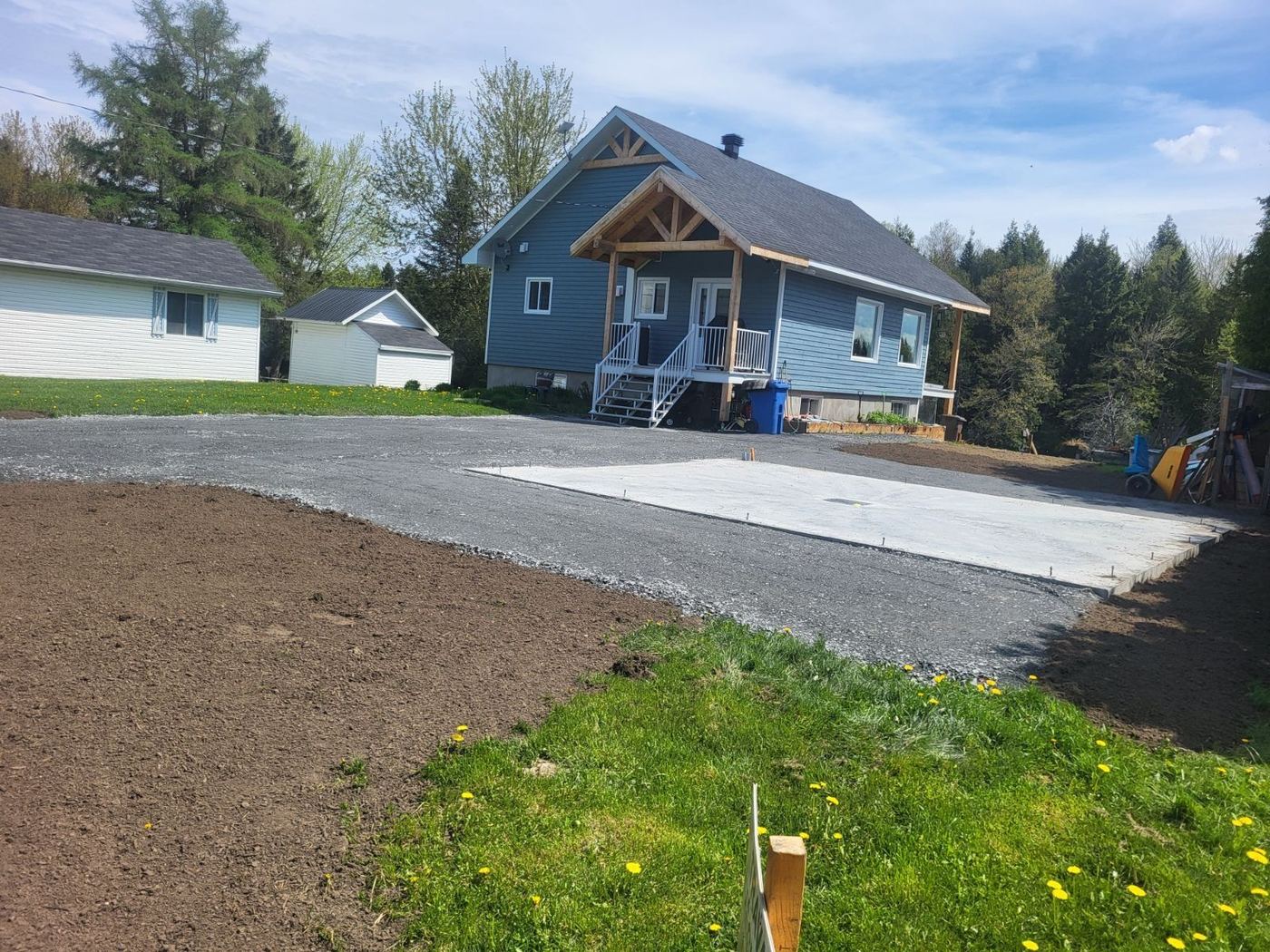 Nouvelle dalle béton résidentielle avec gravier nivelé autour