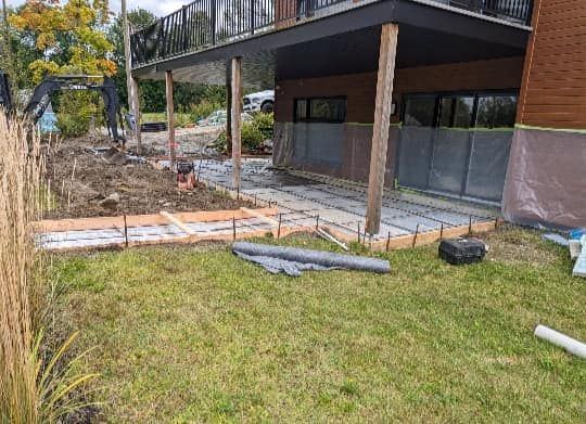 Préparation armature béton résidentielle avec mini-excavatrice