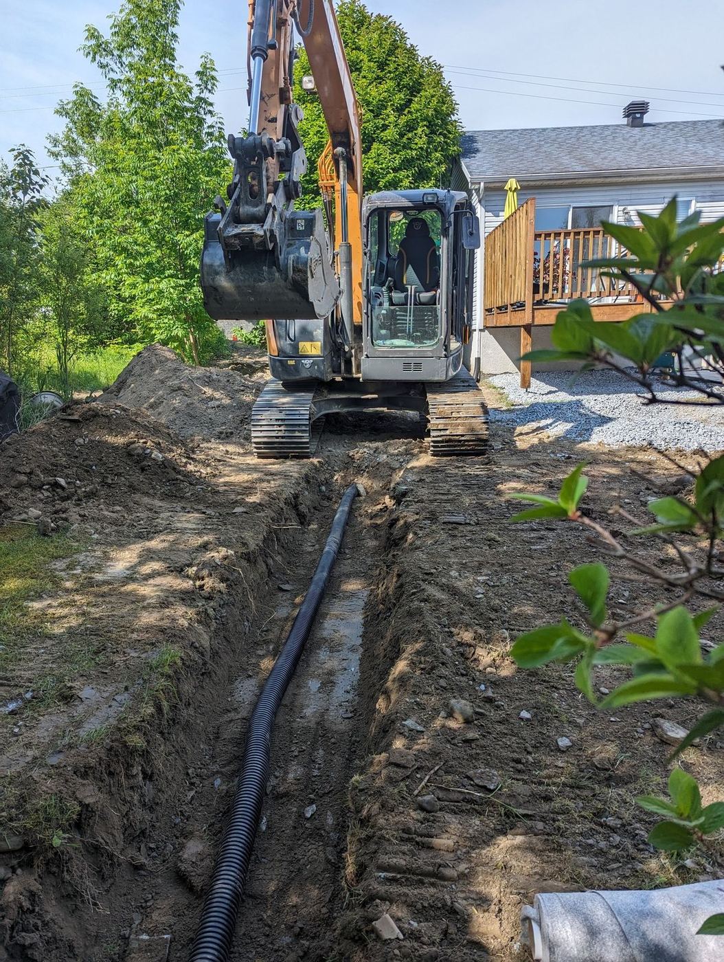 Tranchée drainage résidentielle avec tuyau flexible posé