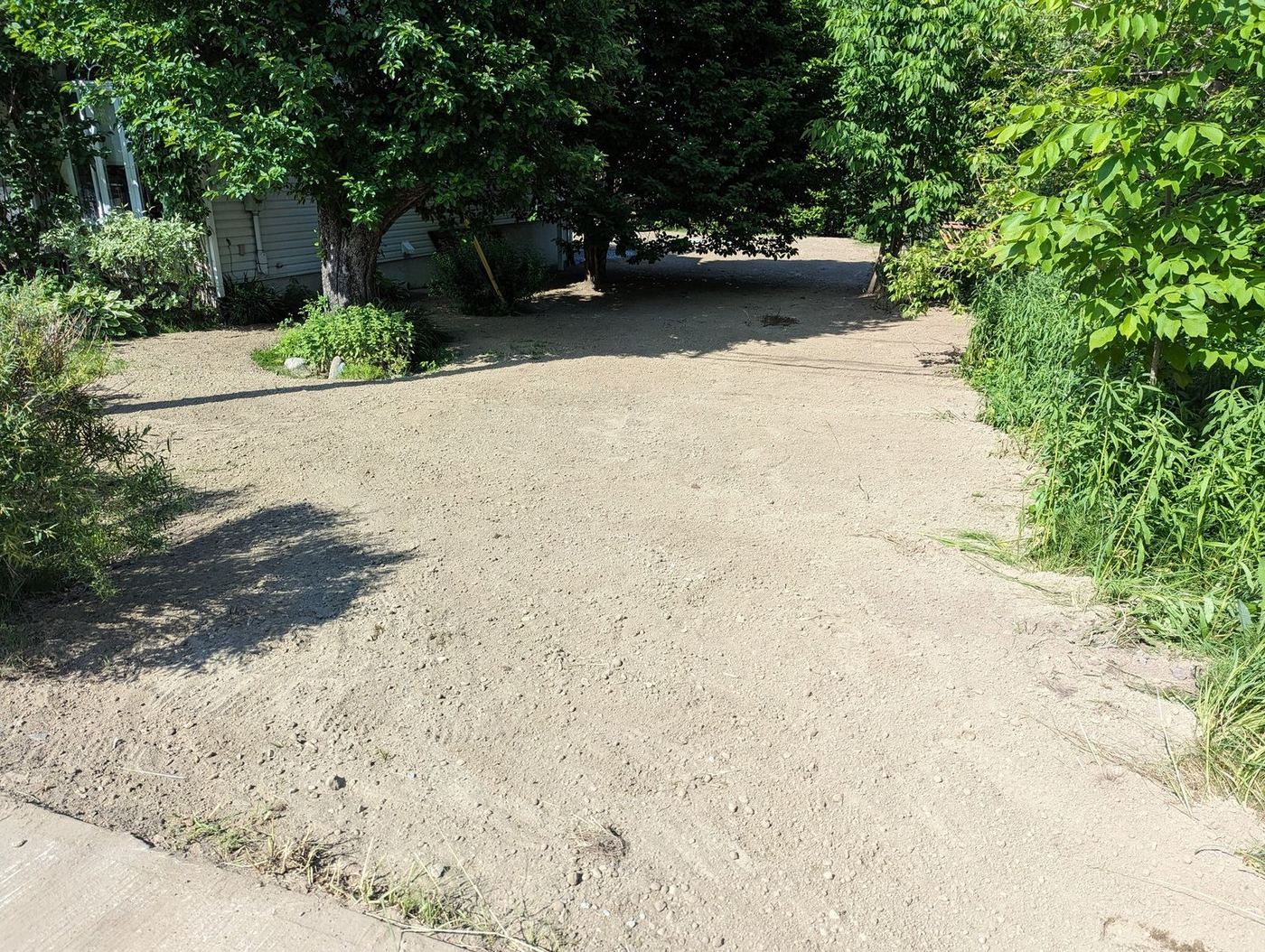 Terrain nivelé en gravier compacté cour résidentielle