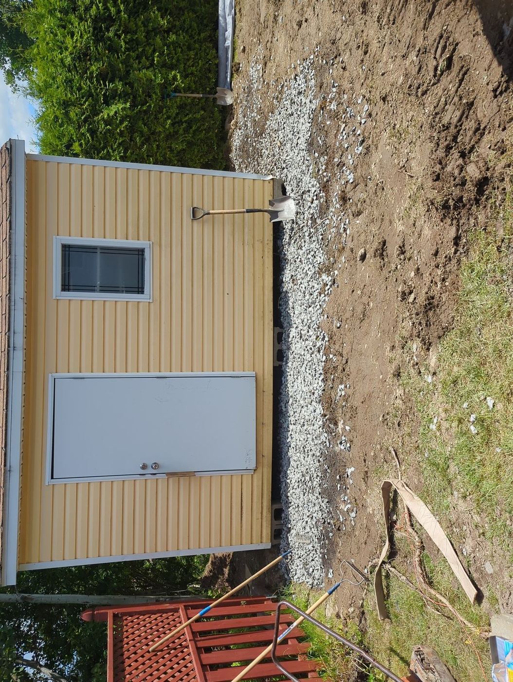 Tranchée drainage latéral bâtiment résidentiel gravier installé