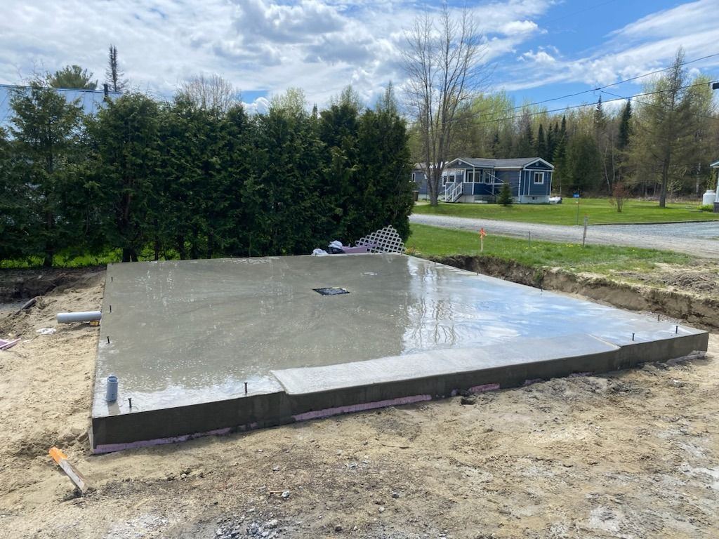 Dalle béton fraîche coulée fondation bâtiment résidentiel