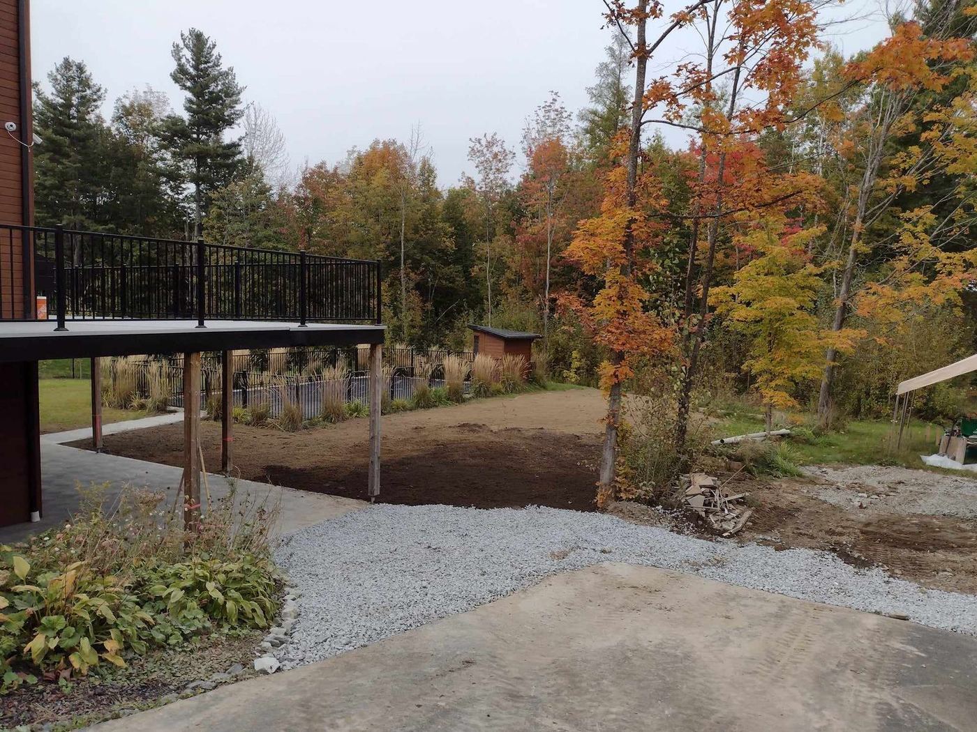 Aménagement cour arrière nivelage terrassement résidentiel automne