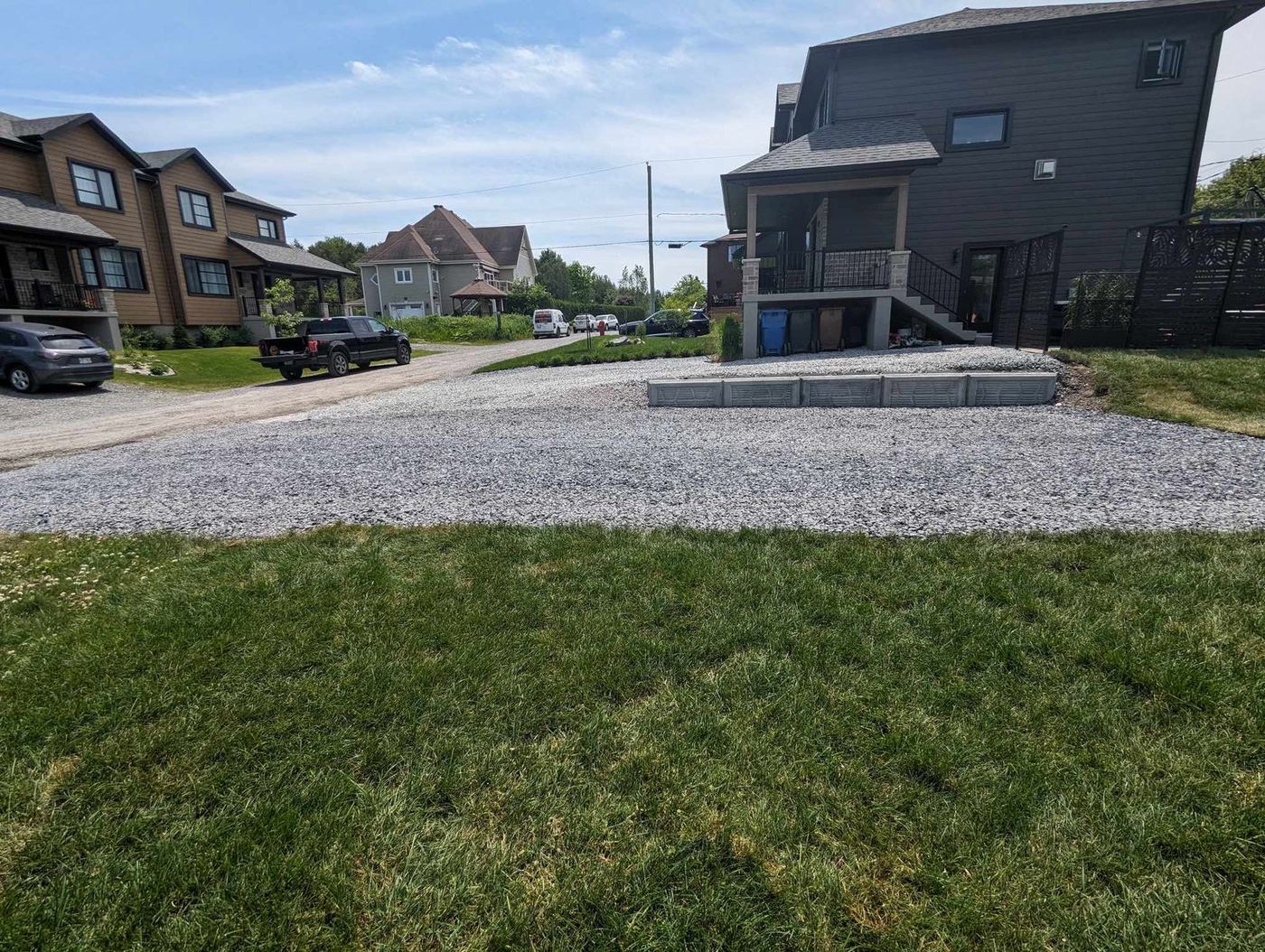 Entrée gravier avec muret blocs béton résidentiel fini