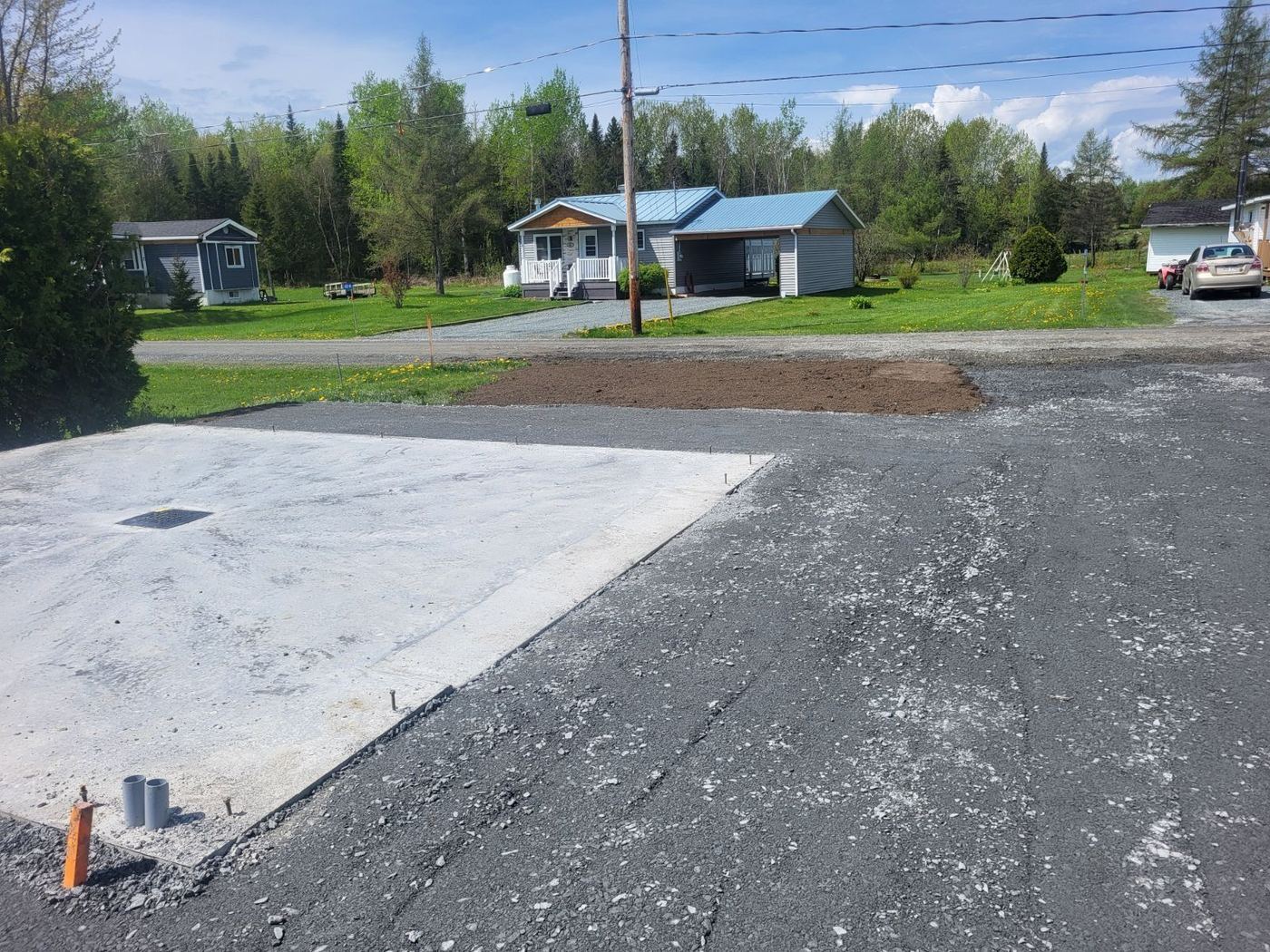 Dalle béton et gravier préparation entrée résidentielle rurale