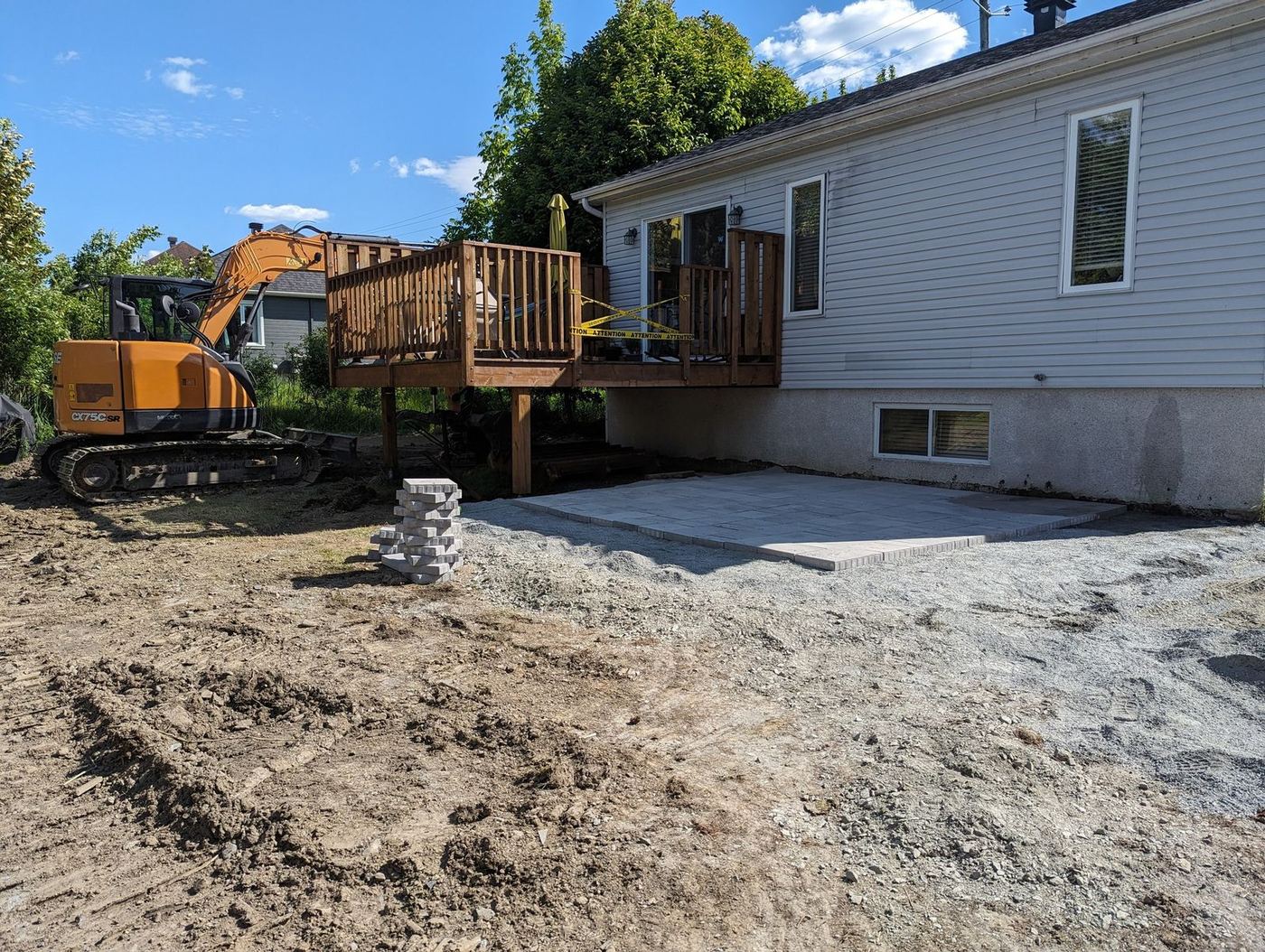 Excavatrice nivele cour après travaux résidentiels patio en cours