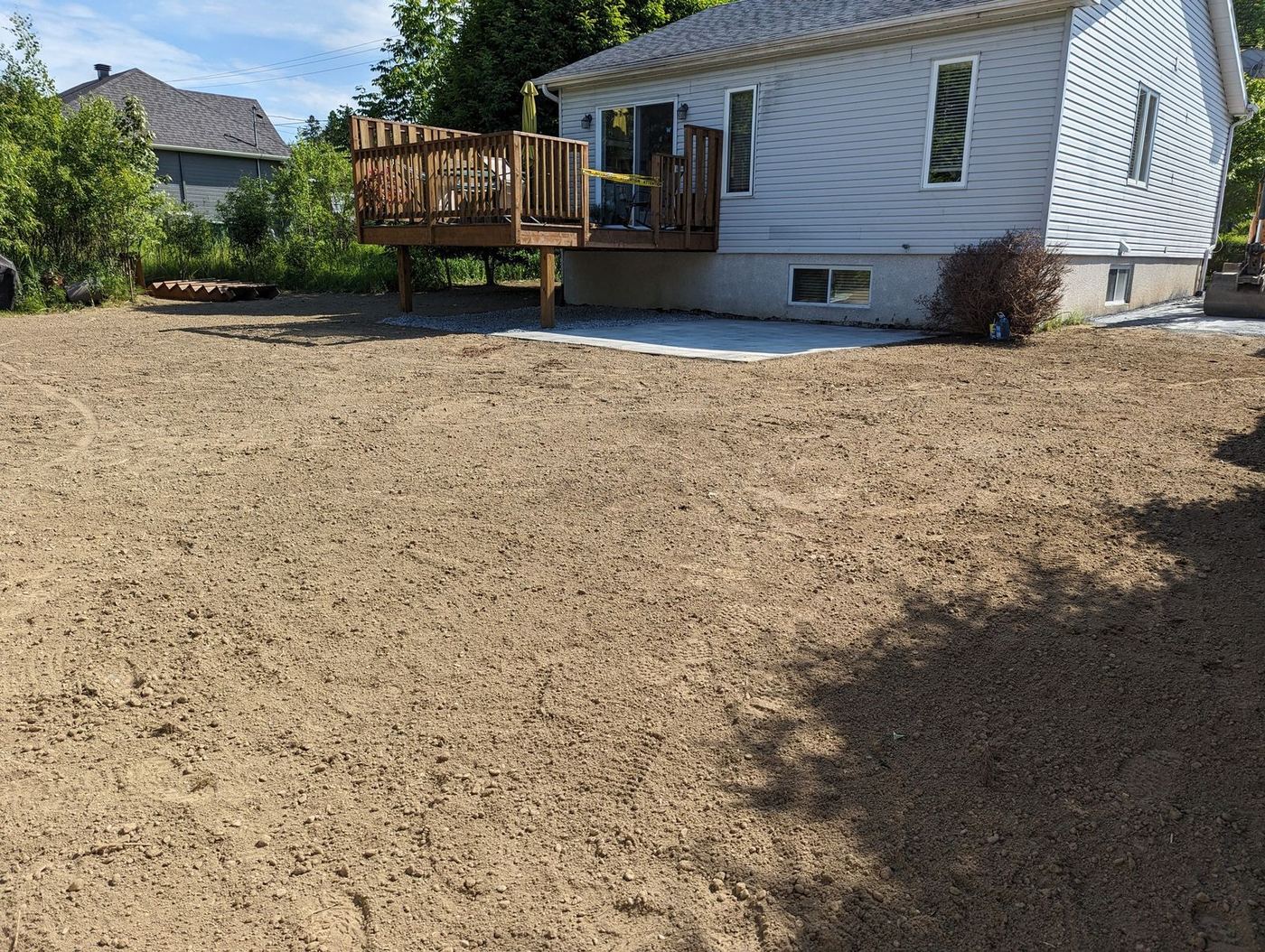 Cour arrière nivelée sable dalle béton résidentielle finie