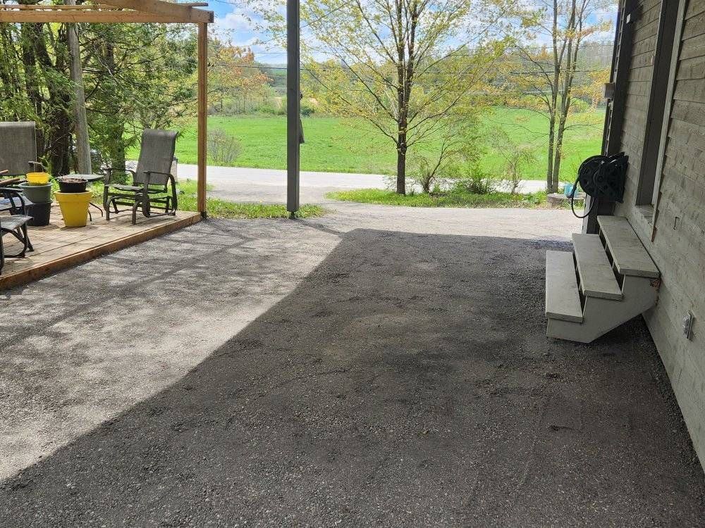 Cour arrière résidentielle nivelée en gravier, terrassement préparatoire