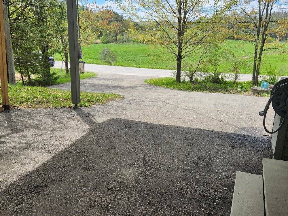 Cour résidentielle nivelée en gravier avant pavage ou terrassement