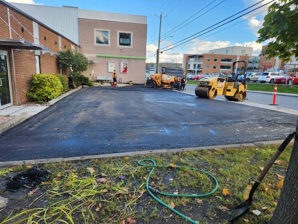 Compacteur et finisseur à asphalte, stationnement commercial en cours