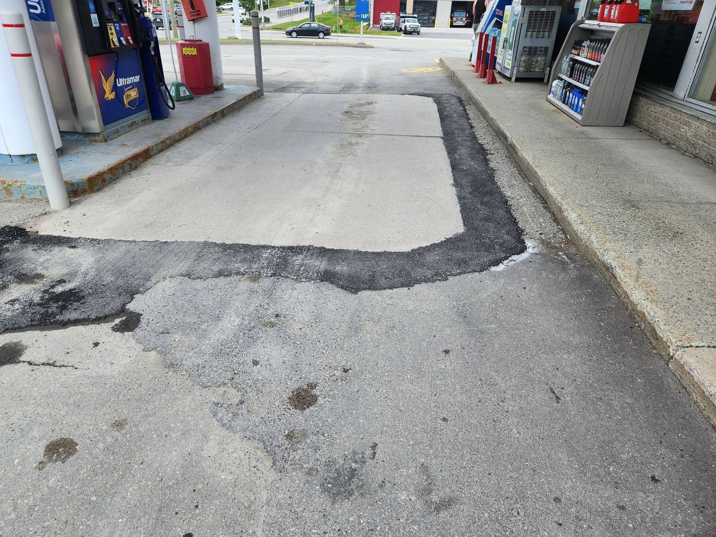 Réparation asphalte station service Ultramar, patch béton fraîche