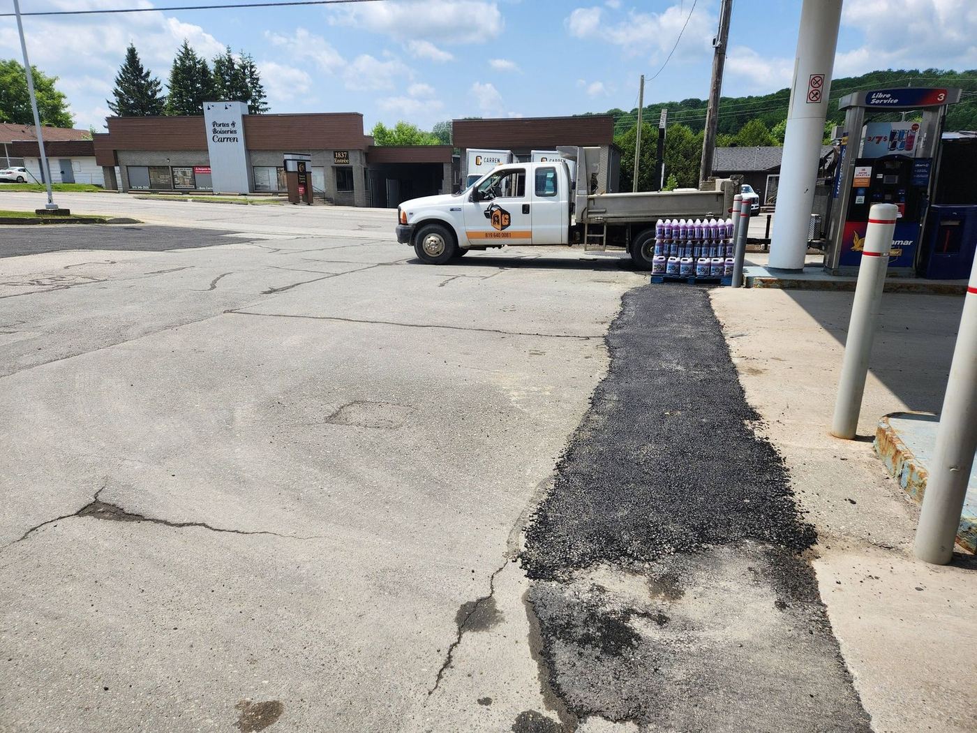 Camion entreprise sur chantier réparation asphalte station service