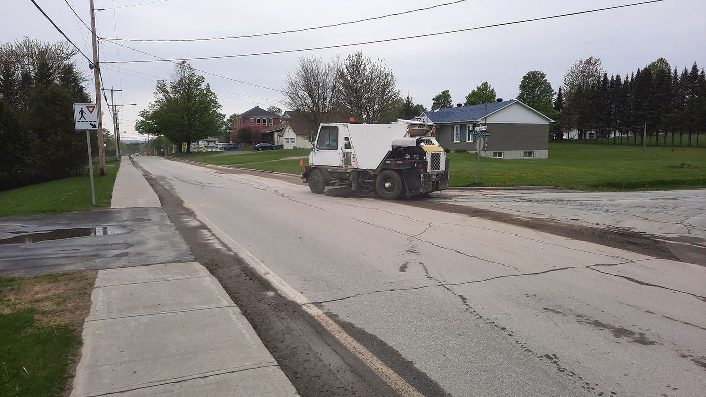Balayeuse de rue sur route asphaltée, chantier municipal