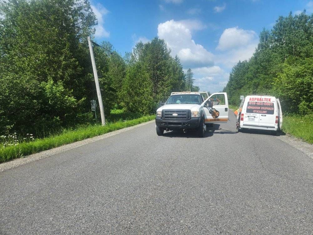 Camion AG et van Asphaltek scellant fissures route municipale