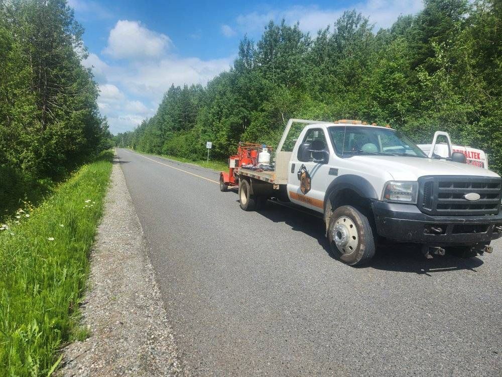Camion AG avec équipement scellement fissures, route rurale