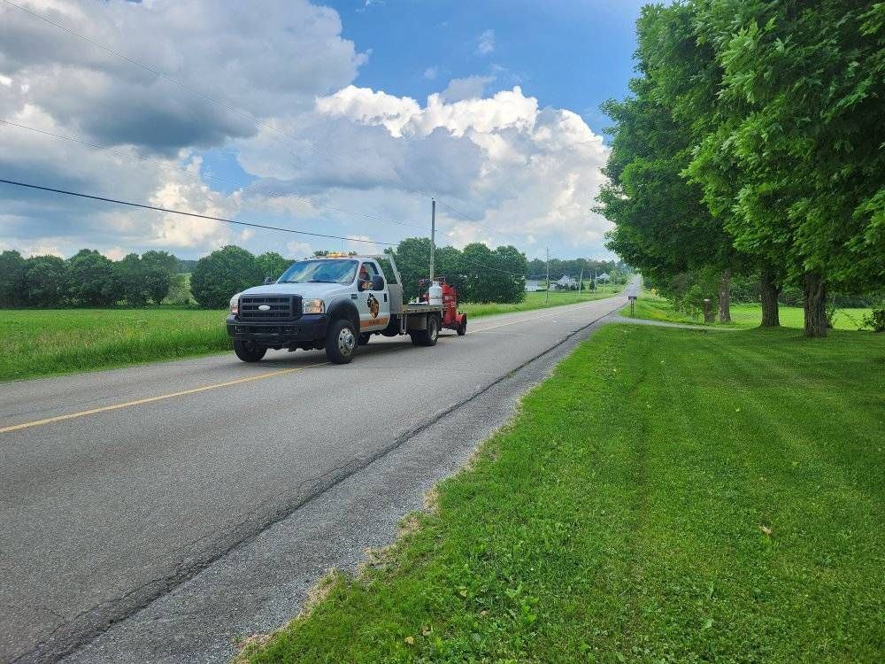 Camion Crafco scellant fissures asphalte route de campagne