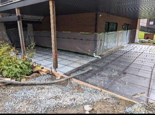 Préparation dalle béton armé sous terrasse résidentielle chantier