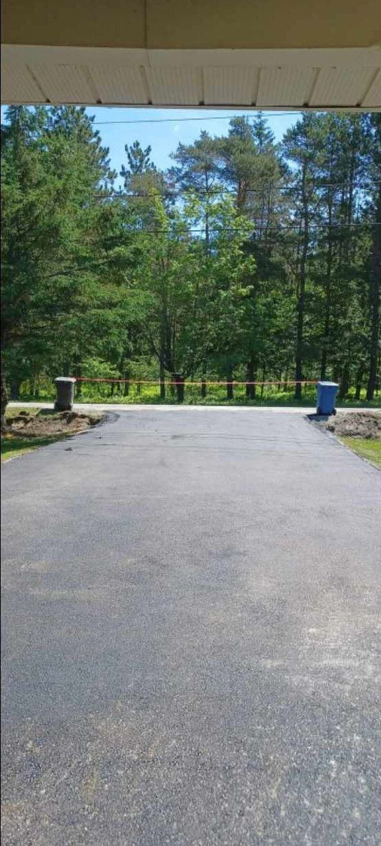 Entrée asphaltée résidentielle fraîche vue depuis garage