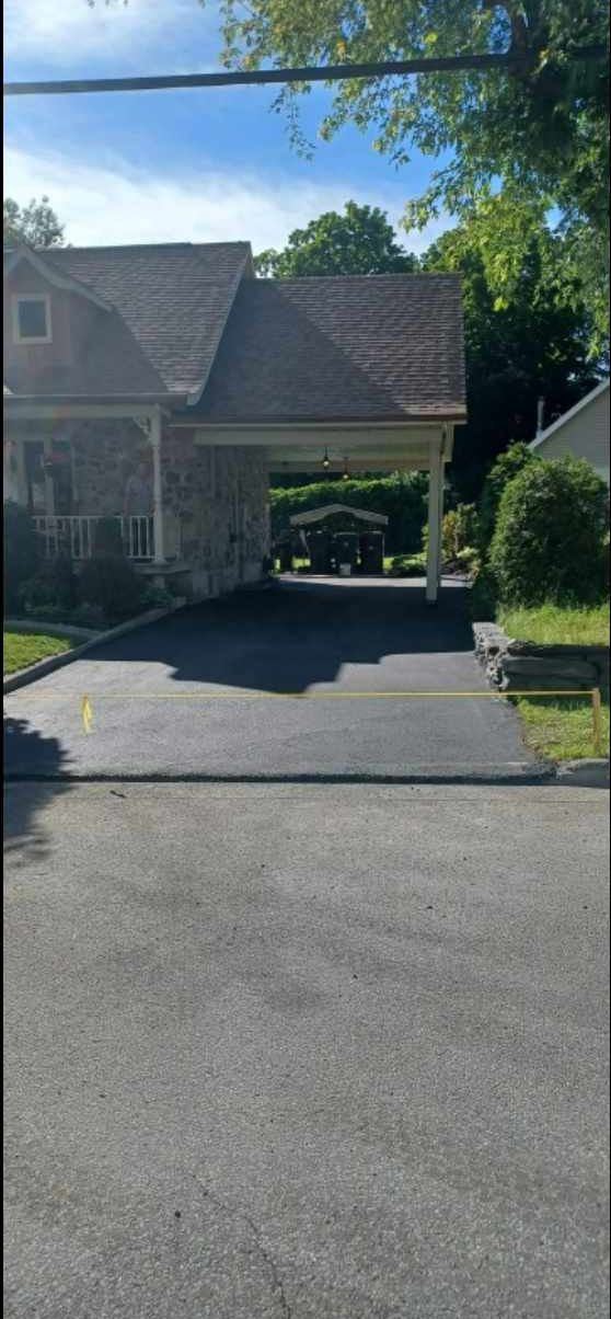 Entrée asphaltée fraîche maison stone avec carport
