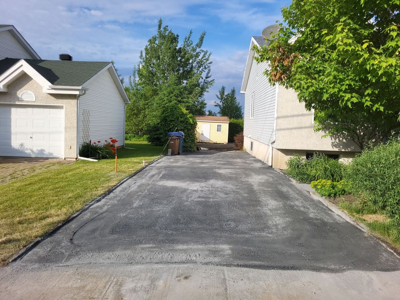 Entrée asphaltée résidentielle fraîche vue latérale maison
