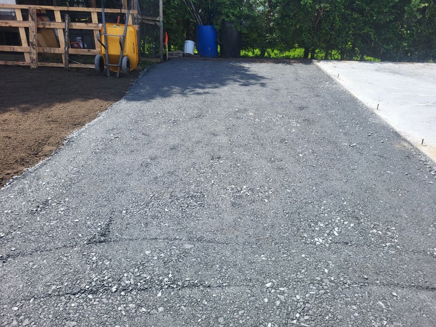 Allée en gravier compacté préparation avant asphalte résidentiel