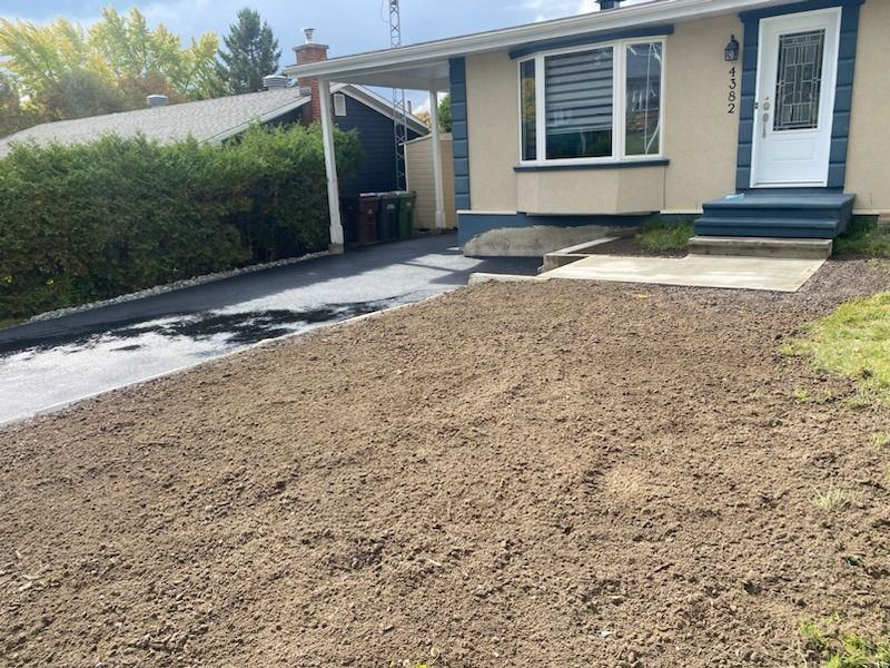 Nouvelle entrée asphalte fraîche maison résidentielle terrassement adjacent