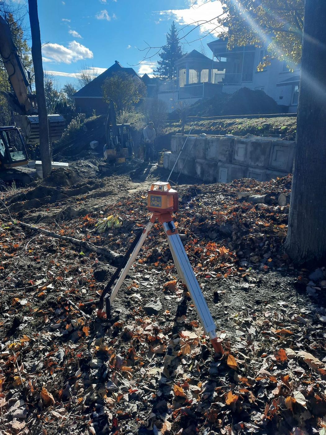 Chantier muret soutènement niveau laser automne urbain