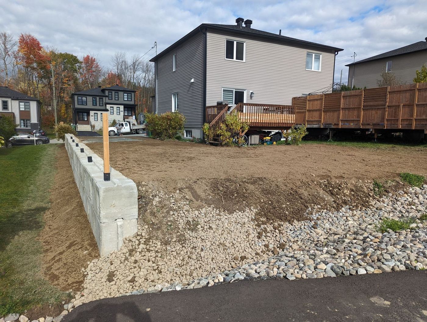 Muret blocs béton armabloc et drain, résidentiel neuf aménagé