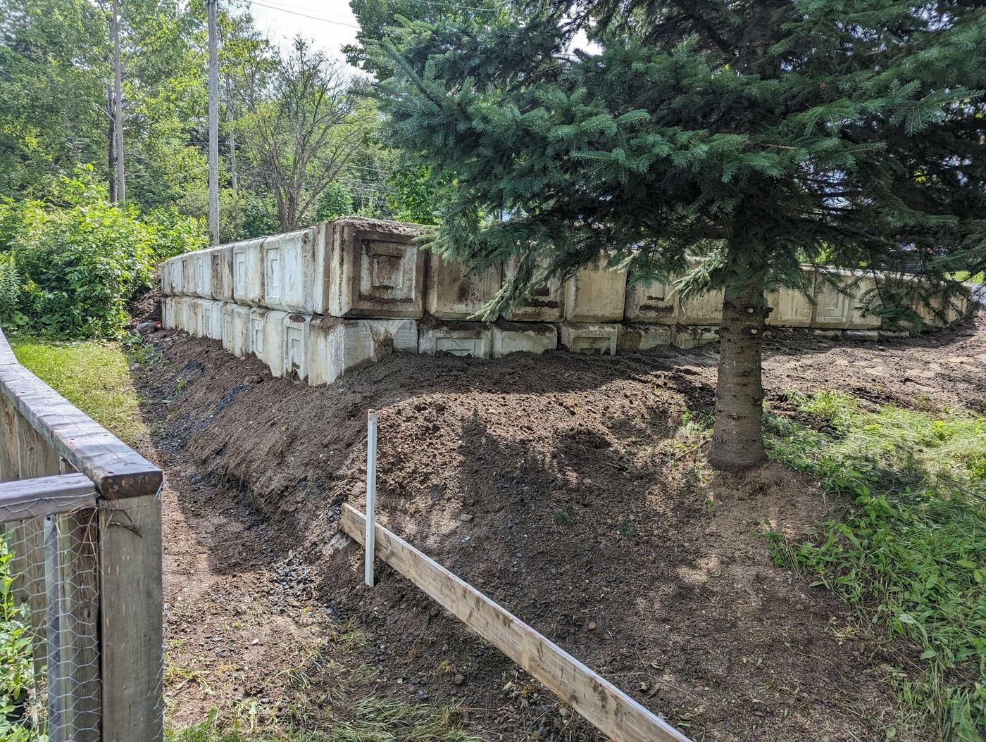Muret blocs béton armabloc et excavation derrière, résidentiel neuf