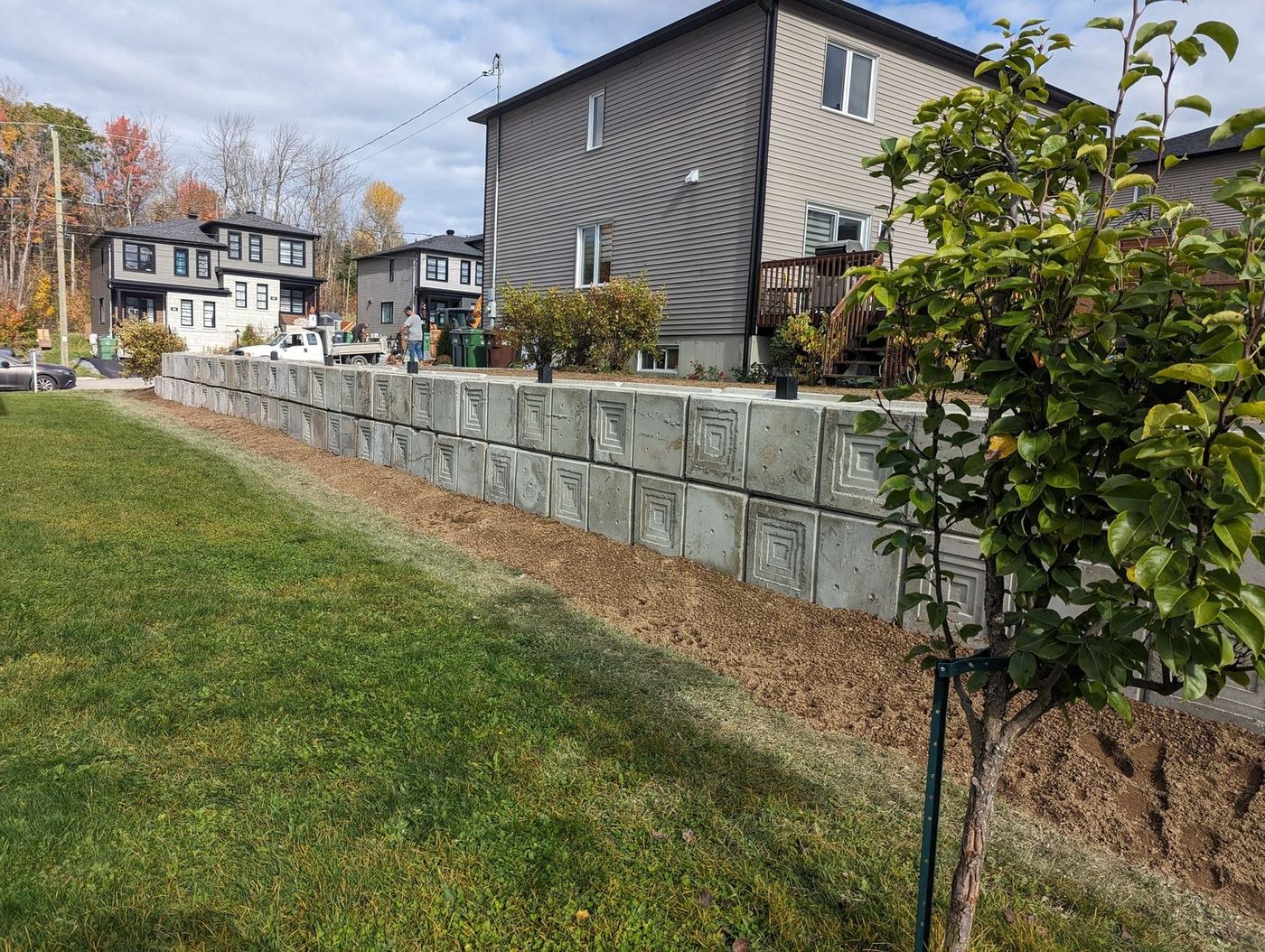 Long muret blocs béton armabloc fini, cour résidentielle