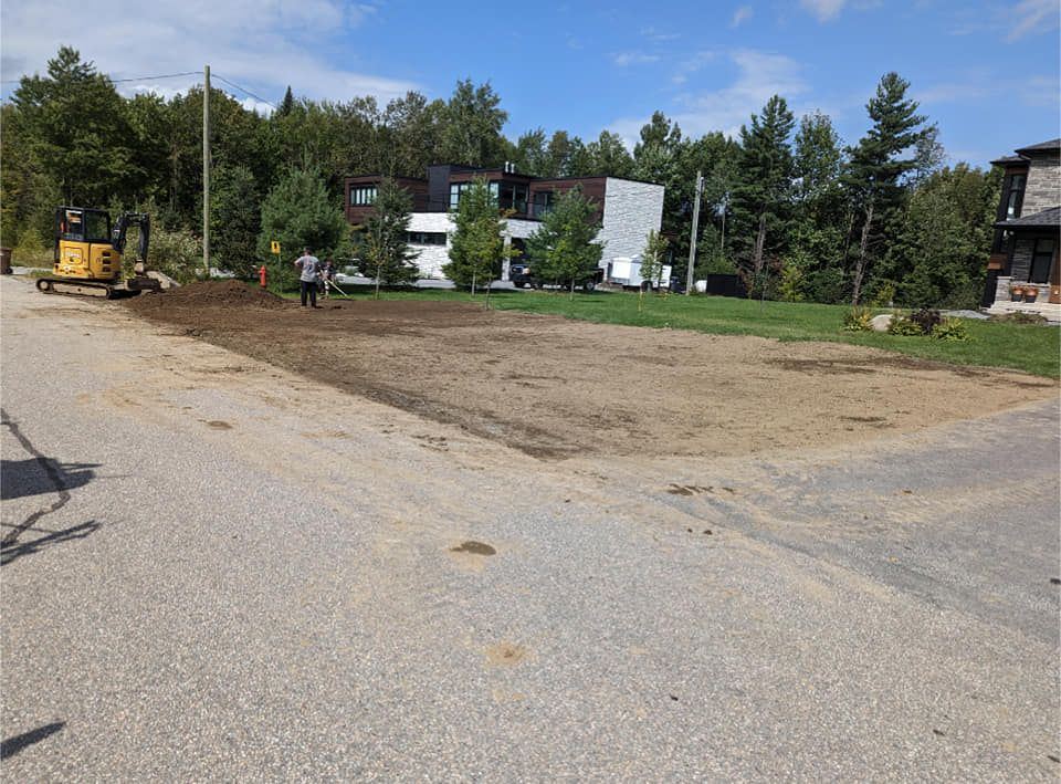 Mini-excavatrice nivele grand terrain résidentiel nouveau développement