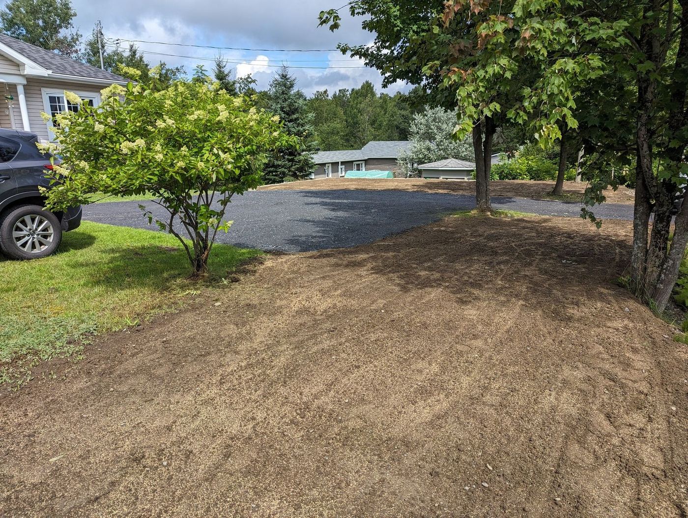 Terrain nivelé avec gravier près d'une maison résidentielle